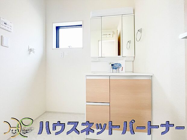 ミラーを手前に引けば、楽な姿勢で髭剃りやメイクができます。合わせ鏡にすればヘアスタイルのチェックもラクラク。洗面化粧台のミラー裏にはたっぷり入る収納スペースを設けています。
