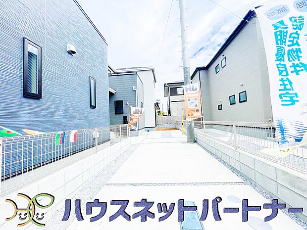 街に溶け合う美しい景観と、採光や風通しを考えて設計された間取り。近隣の視線を考え調整した窓位置など、外観だけでなく、住まうご家族の心地よさを最優先しました。