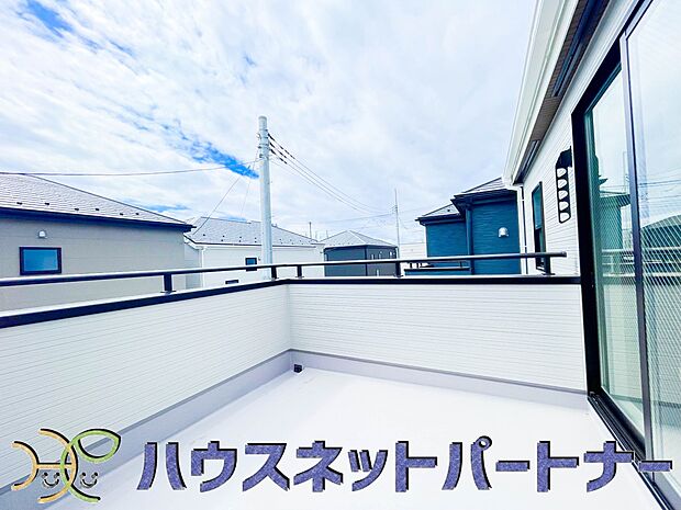 ワイドバルコニー。通路を広く確保し、洗濯物をゆったりと干すことができます。また、プランターを飾ったり、ガーデンチェアなどを置けば、快適なアウトドアリビングにもなります。