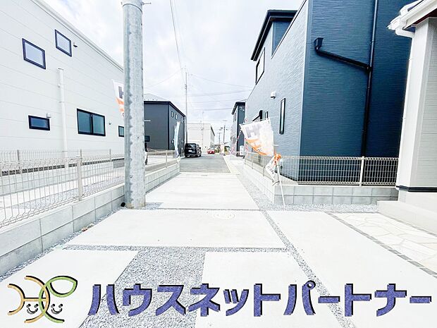 カースペース2台可。敷地内に駐車スペースが2台分確保されています。通勤、お出かけ、ショッピングなど、家族で出かける際の足となる車。状況に応じて使い分けたい、そんな方におすすめです。