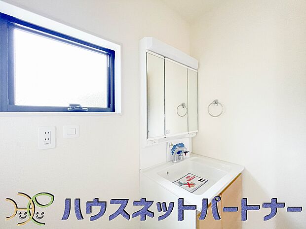 洗面室は窓の光が差し込み明るく清潔感があります。