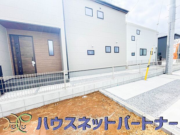 一戸建ての醍醐味は、何といっても庭があること。花や野菜を育てたり、子供と遊んだり、お客様を迎えたり…。大切なペットと過ごす心地良いスペースにもなりますね。