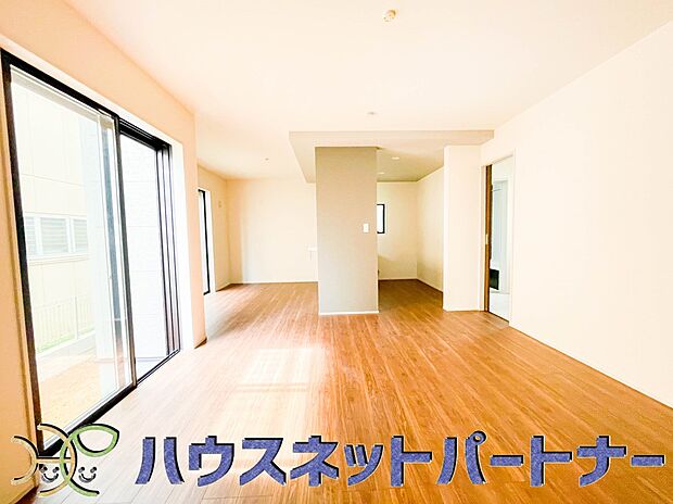 整然とした空間演出、快適な理想の暮らしの実現は家のみの拘りではなく、そこで暮らす方々にとって素敵な環境であることも挙げられると思います。四季折々の変化が奏でる鼓動を楽しんで下さい。