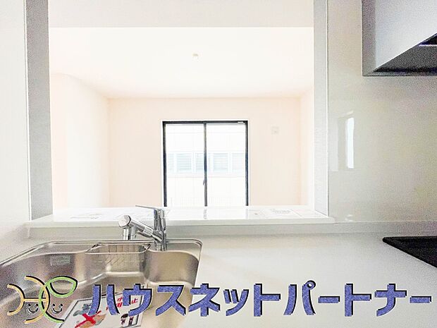 キッチン吊戸棚を無くす事によって、コミュニケーションを重視した設計に致しました。区画によって変わる一体感を、実際にご覧になって頂けましたらと思います。