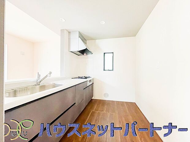 明るい自然光が入る作業スペースを多くとったキッチン採用。夫婦揃ってキッチンに立っても調理がしやすく、家事をしながら会話も弾みます。食器類もすっきりと片付く収納力。