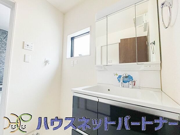 落ち着いた空間を演出するカラーと、ゆったり落ち着いてお使い頂ける広さが魅力の洗面所。居室からも独立しており、プライベート空間を保ちます。