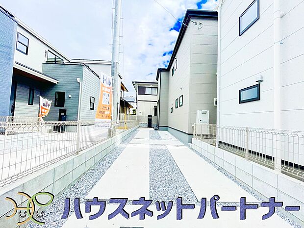 ゆったりとした駐車スペースを確保いたしましたので、大きめのお車でも駐車可能です。自転車やバイクなど、ゆとりのある敷地で置き場所に困ることはないでしょう。