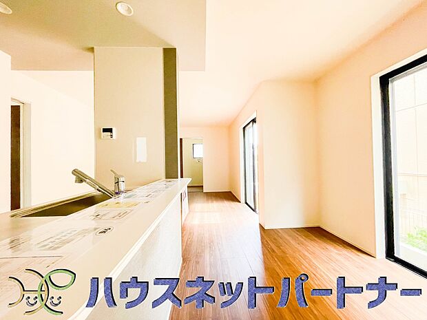 お料理できたらカウンターから手渡しができます。家族で会話をしながらお料理を楽しく。