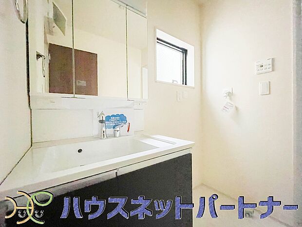 シャワー機能付洗面化粧台。洗顔や手洗いはもちろん、シャンプーも行える多機能洗面台です。広い洗面台を使えば手洗い洗濯などにも利用できます。　