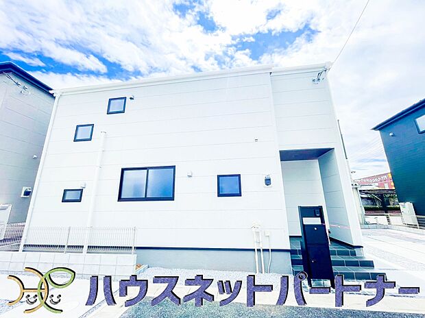 堂々たる趣ながら、主張し過ぎずどこか余裕を感じさせるシャープなフォルムで佇む邸宅は、晴天の空と照らし合わせる事で、本来あるべき完成形の姿を見せてくれます。