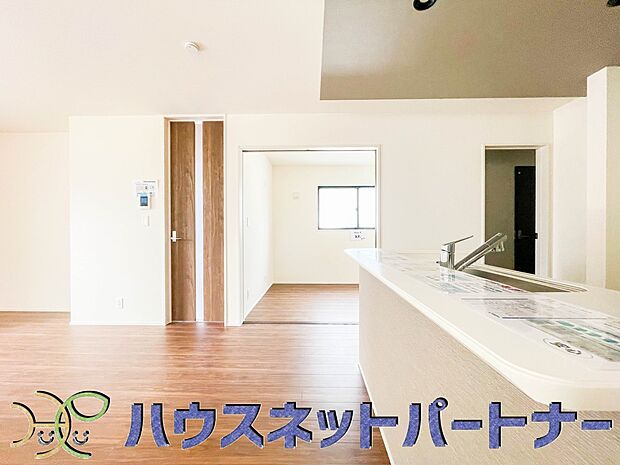 雑誌の一コマのようなダイニングキッチン。収納も豊富で機能的です。