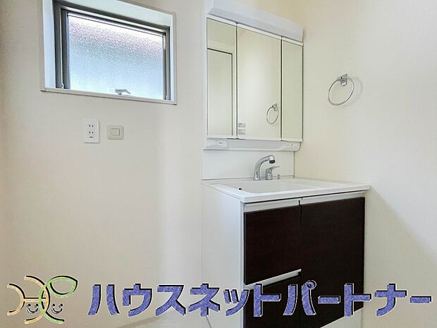 大きく見やすい三面鏡で清潔感ある洗面台は、身だしなみチェックや肌のお手入れに最適です。何かと物が増える場所だからこそ、スッキリと見映えの良い空間に拵えました。