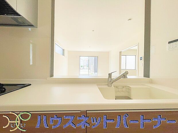 キッチン吊戸棚を無くす事によって、コミュニケーションを重視した設計に致しました。区画によって変わる一体感を、実際にご覧になって頂けましたらと思います。 