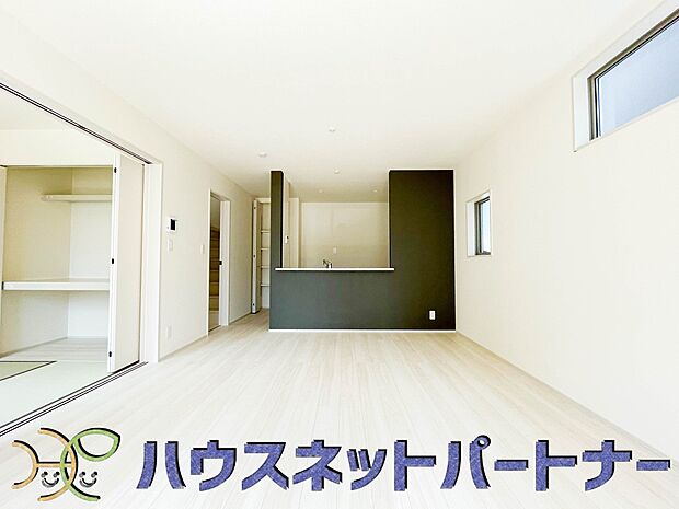 リビングは、食事スペースと寛げる場所設けてもまだ余裕の広さ。明るい光が照らしてくれます。