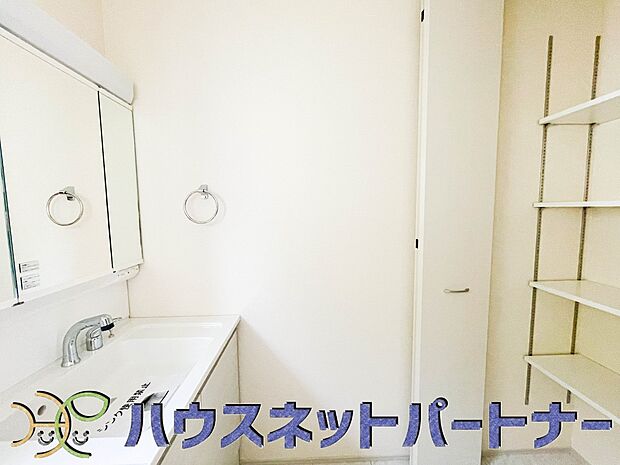 大きく見やすい三面鏡で清潔感ある洗面台は、身だしなみチェックや肌のお手入れに最適です。何かと物が増える場所だからこそ、スッキリと見映えの良い空間に拵えました。