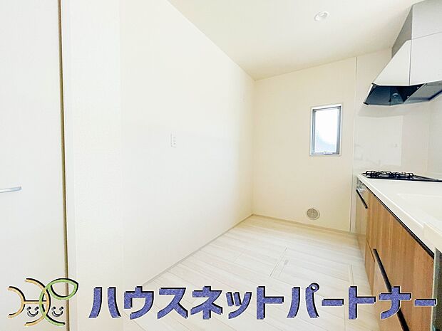 カウンターキッチンなら、リビングで遊ぶ子供の様子を見ながら料理ができるので安心です。料理を運んでもらったり、子供にお手伝いしてもらいやすいのもいいですね♪