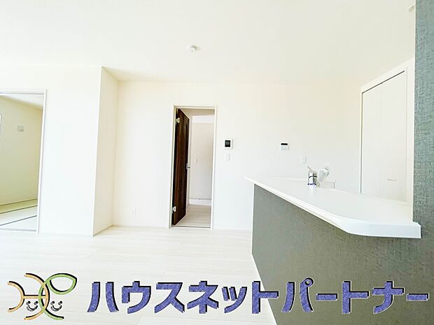 キッチンカウンターがあると配膳が楽なことがメリットの一つ。後片付けをするときも、ダイニングテーブルからあまり動かずに流し台へ運ぶことができるので便利です♪