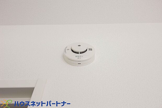 予期せぬ火事。火災警報器で助かる命があります。火災は決して他人事ではなく、どこの家庭でも起こり得ることです。万が一の時でも、火災警報器が、いち早く火災を知らせてくれます。