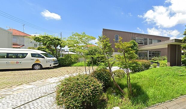 周辺環境-幼稚園・保育園(880m)コビープリスクールみさとながとろ