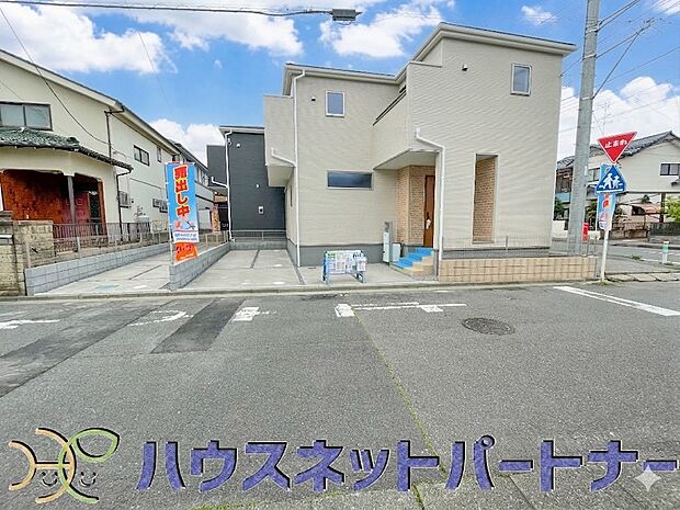 玄関の扉を開けるとそこは家族の待つお家。笑い声が聞こえてきそう。