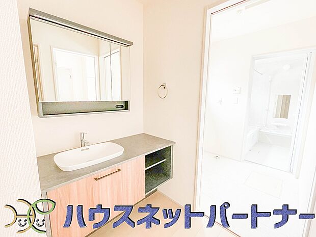 大きく見やすい三面鏡で清潔感ある洗面台は、身だしなみチェックや肌のお手入れに最適です。何かと物が増える場所だからこそ、スッキリと見映えの良い空間に拵えました。