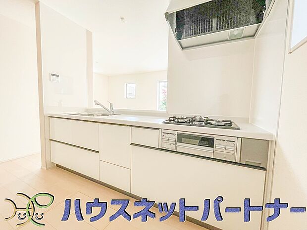 カウンターキッチンなら、リビングで遊ぶ子供の様子を見ながら料理ができるので安心です。料理を運んでもらったり、子供にお手伝いしてもらいやすいのもいいですね♪
