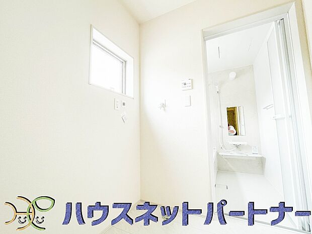 毎日使う洗濯機。しっかりと奥行きのある置き場が確保されています。