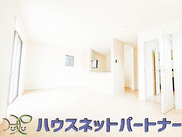 リビングは、食事スペースと寛げる場所設けてもまだ余裕の広さ。明るい光が照らしてくれます。