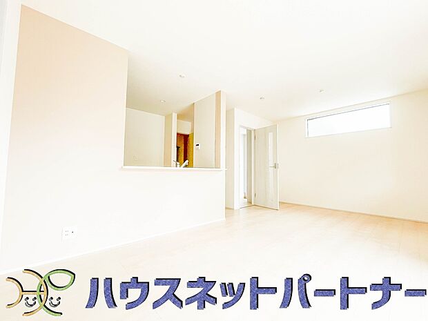 明るく開放的なダイニング。家族とのコミュニケーションが取りやすく、みんなの笑顔が溢れます