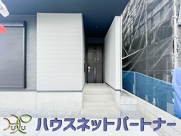 玄関の扉を開けると家族の待つお家。幸せを感じる瞬間です。
