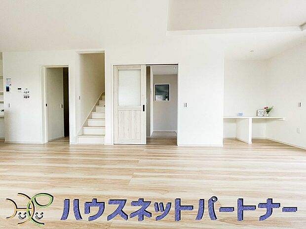 階を移動する際にリビングを通る、リビングイン階段。自然なかたちで家族が集まるため、お子様の個室が2階にある場合でも、毎日の挨拶や会話が増えやすくなります。