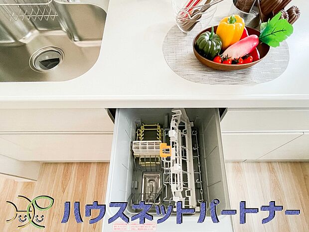ビルトイン食器洗乾燥機完備。家事のお手伝いをしてくれる奥様の味方です。食器を洗っている間にお掃除など、様々なシーンで家事の時短に役立つ食洗機。省スペースのビルトインタイプを採用致しました。