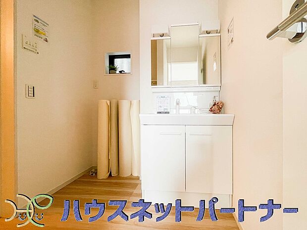 家の中でも特にプライベートスペースとなる洗面所は、洗濯場所と浴室を同じ空間でまとめております。小窓を設置しておりますので、熱気などが籠りやすい空間でちょっとした空気の入れ替えを。