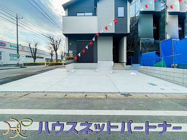 カースペース並列2台可。道路に面したカースペースが2台分あるので、縦列2台のカースペースの様に面倒な車の入替えは必要ありません。ストレスフリーなカーライフを満喫できます。