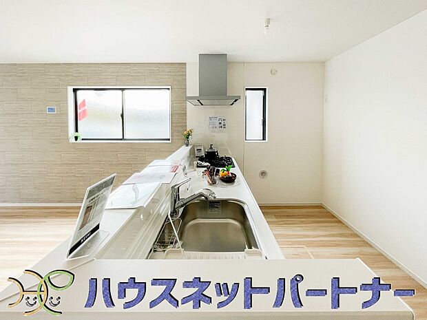 お料理できたらカウンターから手渡しができます。家族で会話をしながらお料理を楽しく。