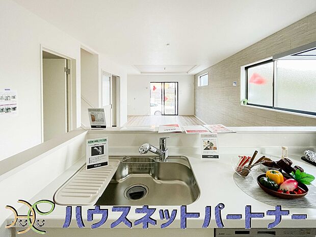 キッチン吊戸棚を無くす事によって、コミュニケーションを重視した設計に致しました。区画によって変わる一体感を、実際にご覧になって頂けましたらと思います。