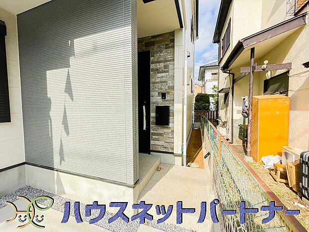 お客様も迎える玄関は高級感のある造りです。