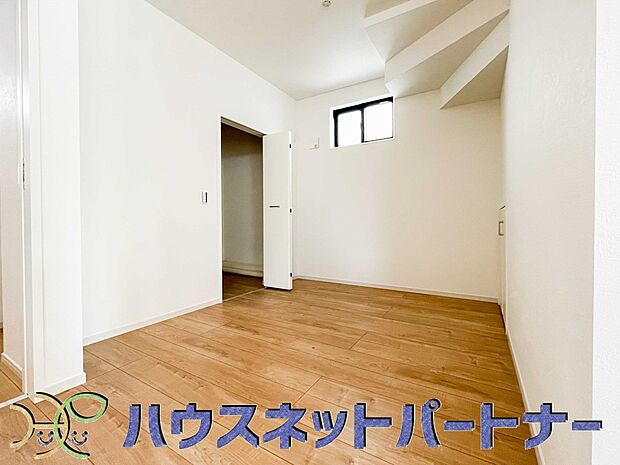 リビングに隣接して居室があります。リビングと一体で使うこともできて、間仕切りをして個室としても使うことができます。収納もある為、快適空間が作れます。