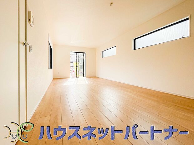 通風・採光に優れ、心地よい光と風が溢れています。 贅沢で豊かな居住性と、プライドを満たすクオリティが見事に調和した住空間。新築ならではの快適なひとときをご体感頂ける筈です。