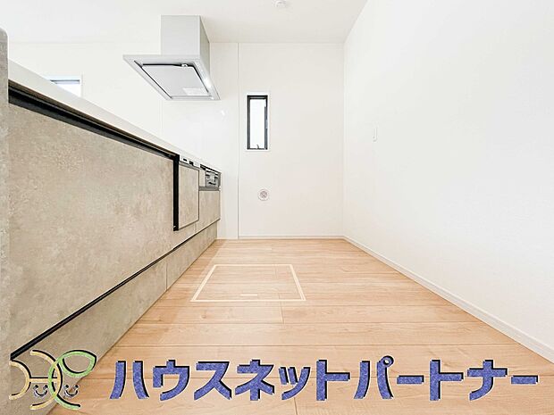 明るい自然光が入る作業スペースを多くとったキッチン採用。夫婦揃ってキッチンに立っても調理がしやすく、家事をしながら会話も弾みます。食器類もすっきりと片付く収納力。