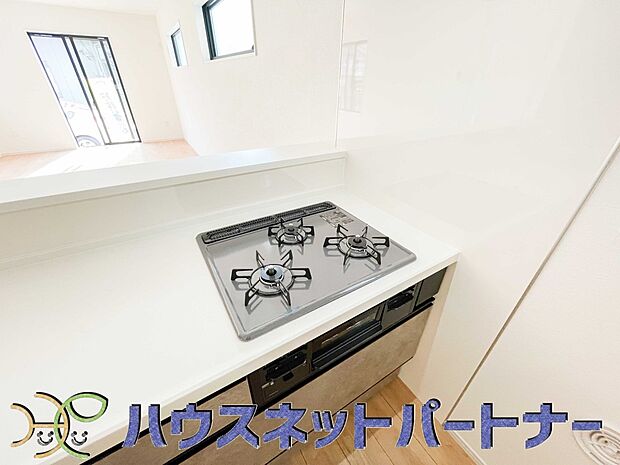 三口コンロで料理の幅を拡げてくれる使いやすいシステムキッチンを採用。洗い場も大きいので野菜や食器を洗ったりする際にも捗り、奥様の強い味方となってくれるはずです。