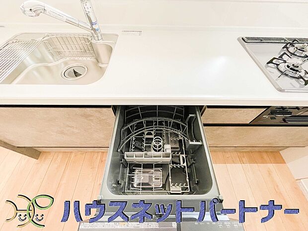 ビルトイン食器洗乾燥機完備。家事のお手伝いをしてくれる奥様の味方です。食器を洗っている間にお掃除など、様々なシーンで家事の時短に役立つ食洗機。省スペースのビルトインタイプを採用致しました。