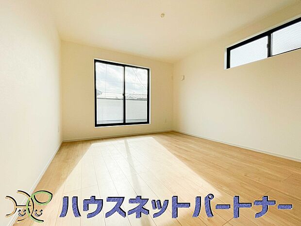 陽光が降り注ぐ明るく開放的な空間が魅力的。