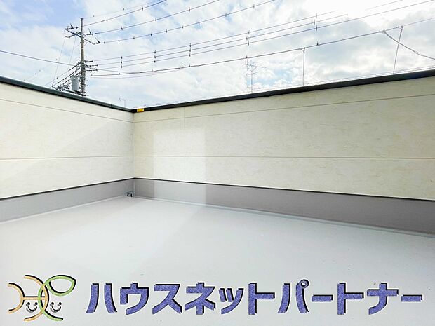 南バルコニーなので日当たり良。ワイドバルコニーで布団もゆったり干せます。