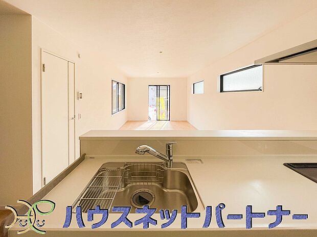 家族の様子を見ながらキッチンでお料理。一日の出来事を会話しながらの家事は嬉しいコミュニケーション。