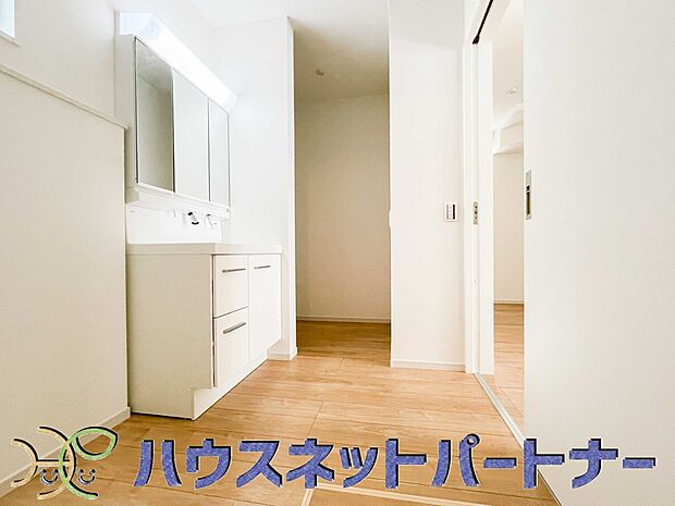 タオルやリネンを収納するリネン庫はすっきりおしゃれに収納したいと誰もが思うこと。そう・・・理想はホテルのリネン庫といったところでしょうか。