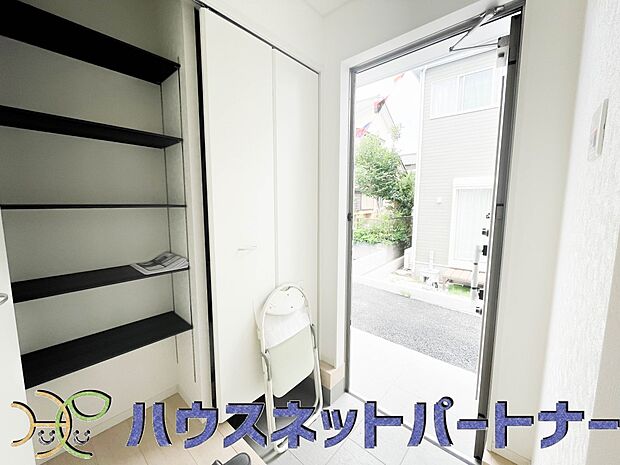 玄関の扉を開けるとそこは家族の待つお家。笑い声が聞こえてきそう。