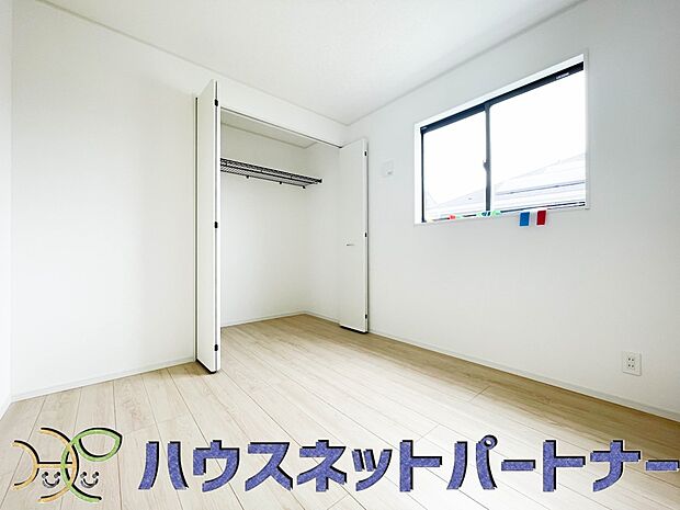 TVモニター付インターホン。来訪者の様子を室内TVモニターでチェック。対応したくないセールスを断りやすく、子どもに留守番をさせるときも安心。不在時の来訪者を録画でき、犯罪抑止効果も期待できます。