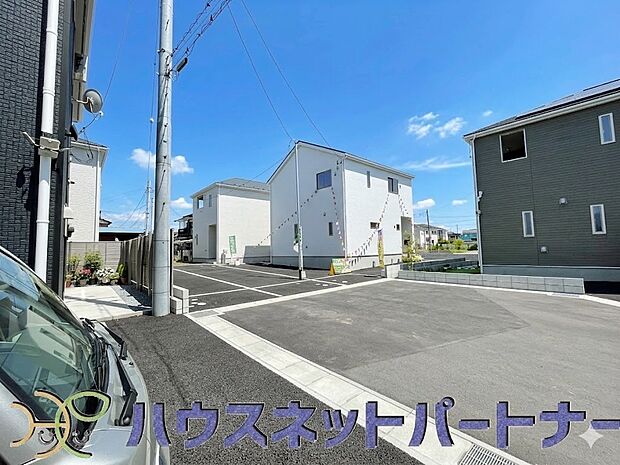 前面道路の日当たりの良い明るいお家。