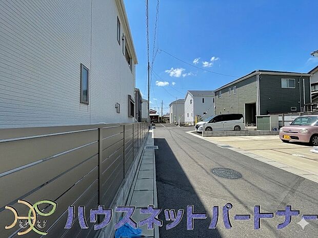前面道路でお車を駐車するのも楽々。